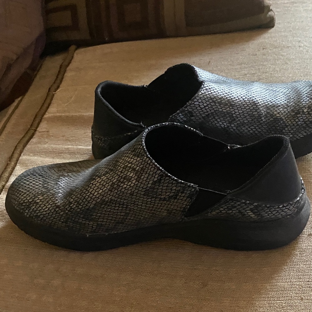Infinity Textured Black and grey snake skinSlip-On clogs. Back folds up or down - Picture 6 of 9